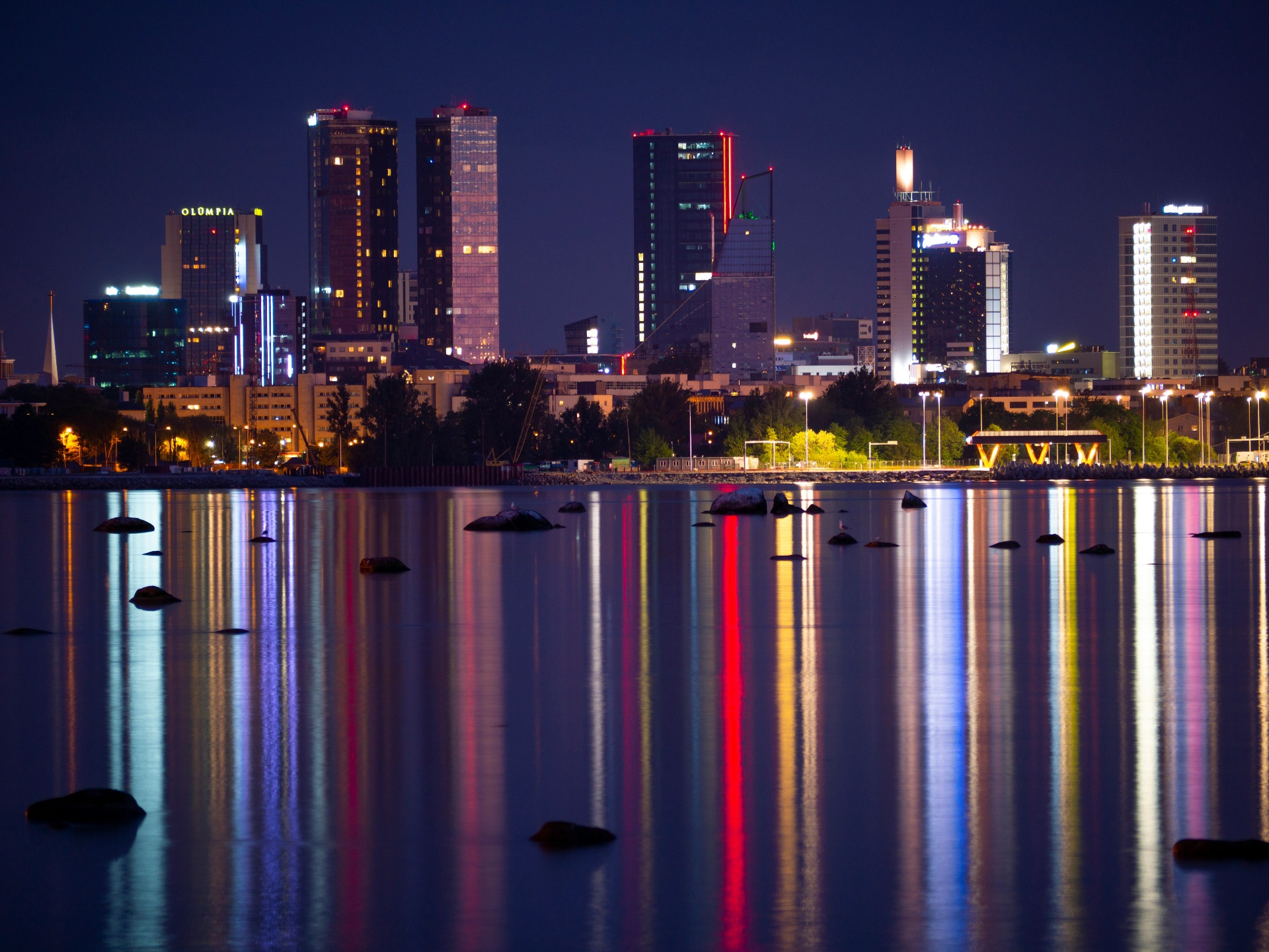 Tallinna kesklinn öövalguses